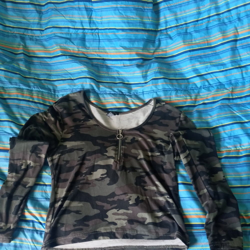 Rue21 XL camo crop top long sleeved